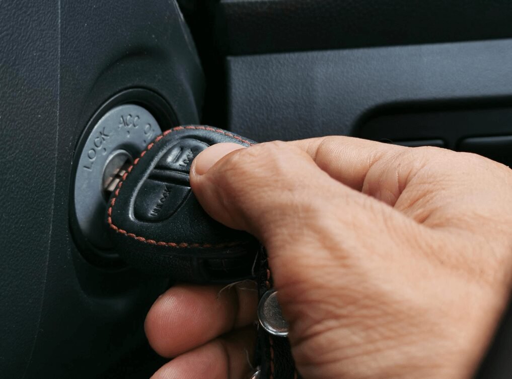 The Risks of DIY vs. Professional Emergency Car Key Replacement